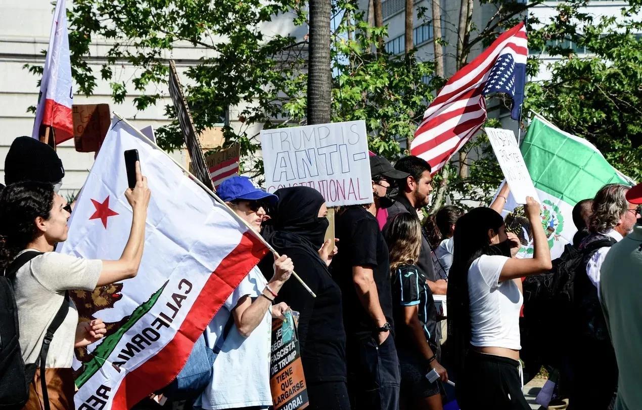 【最新民调结果显示：44%的加州人支持加州独立】
44%的加州居民同意投票支持加