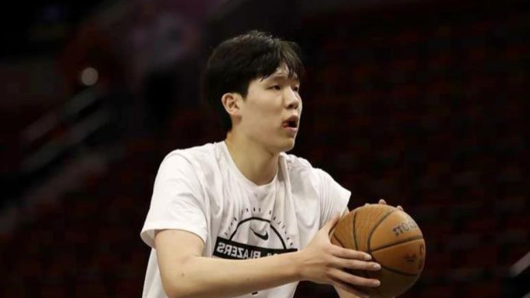 开拓者主场遭湖人逆转，杨瀚森再被弃用，球迷建议杨母去美国陪伴