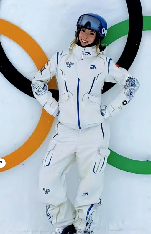 谷爱凌这身“龙袍”一出场，米兰的雪山都成了背景板。

别搞错了，这不是2022年