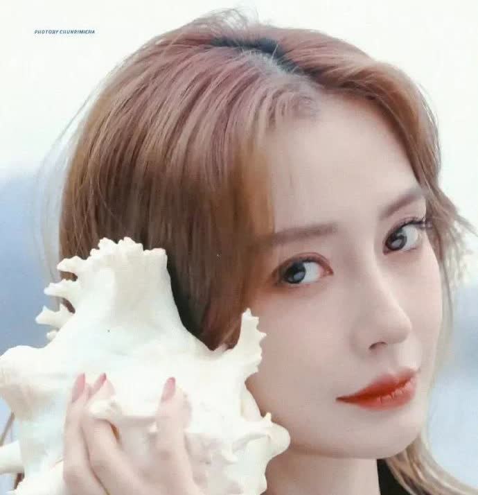"黄晓明机场惊喜偶遇 baby 后续，紧张到擦汗的精彩瞬间引发网友热议论。