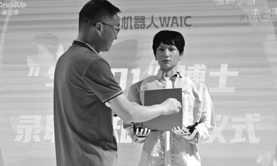 中国招收机器人攻读戏剧博士，世界首次！
印度媒体报道，中国招收机器人学生攻读戏剧