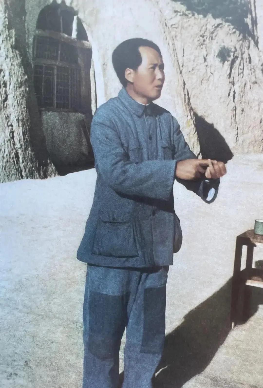 珍贵老照片
1942年，在延安杨家岭一孔简陋的窑洞前，穿着打有大块补丁裤子的毛主