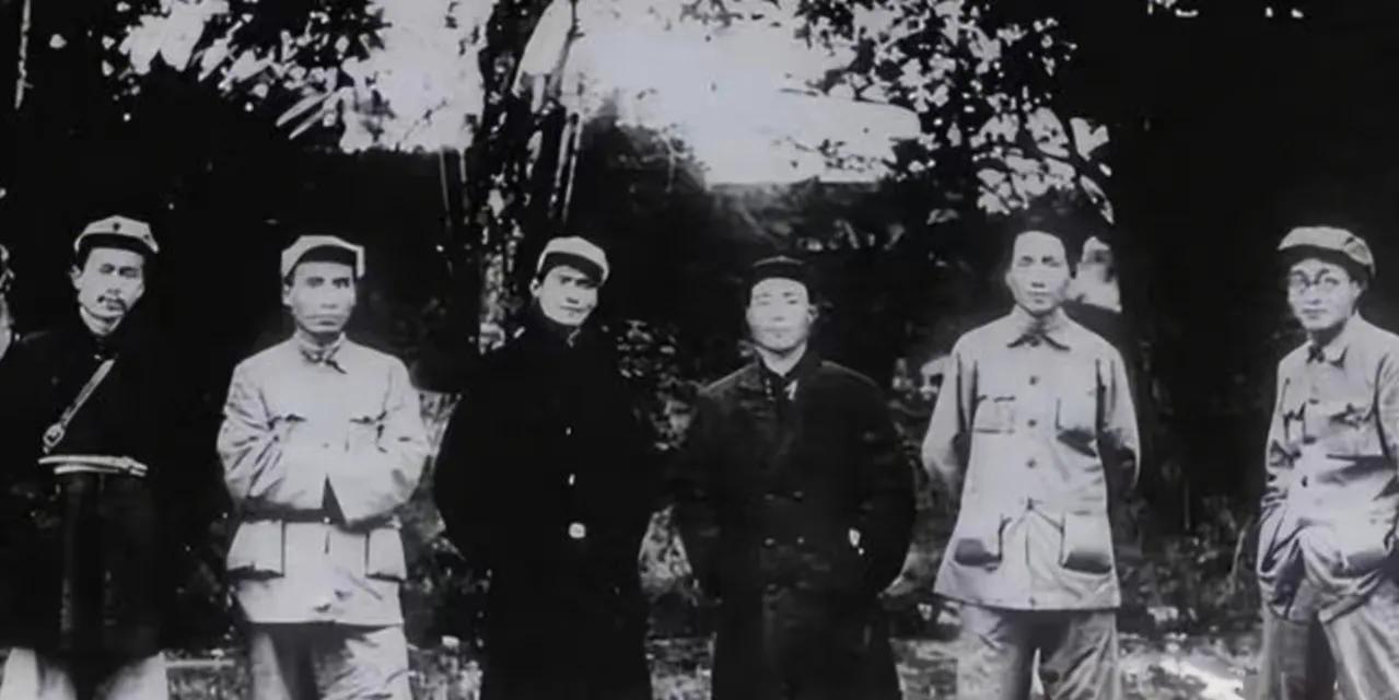 一张伟人与朱老总，及王佐、袁文才等人的合影，真是极其珍贵罕见。
井冈山时期，伟人
