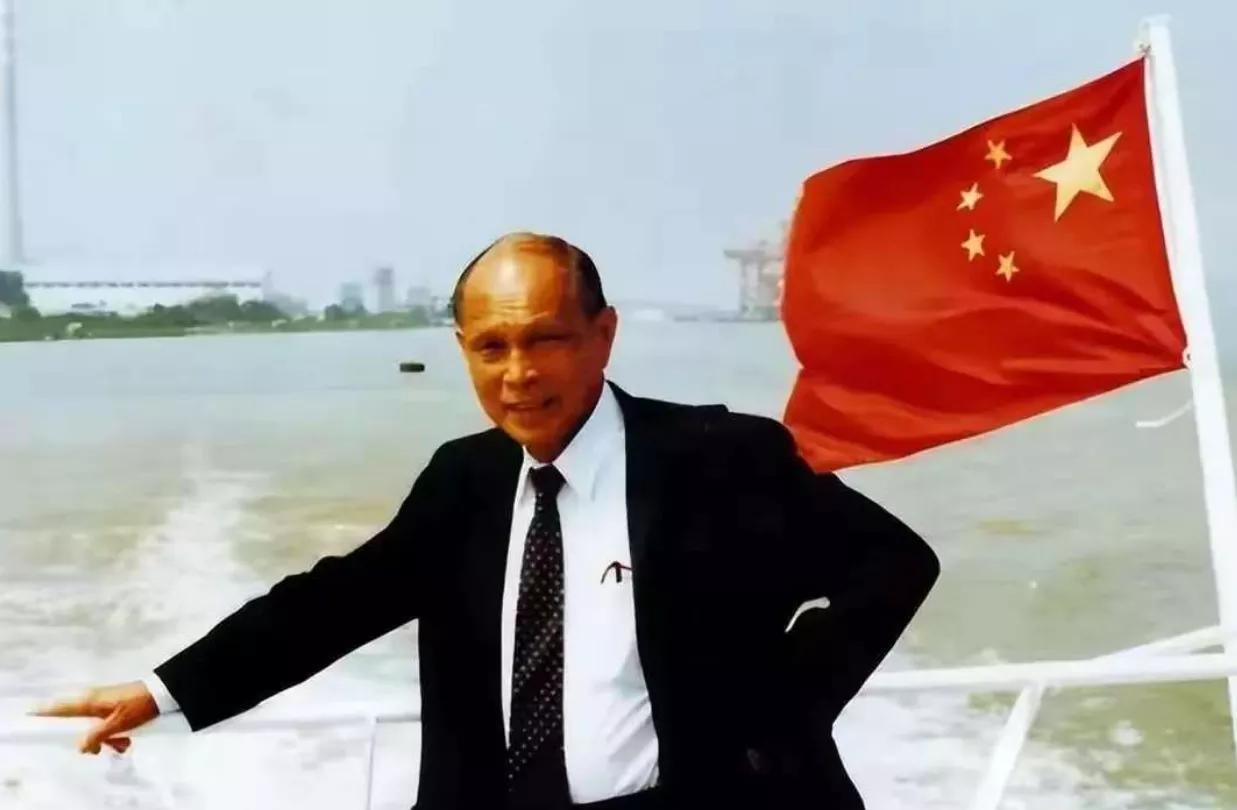 1950年，霍英东去澳门追查遭劫物资，可他刚到澳门码头就被海盗用枪顶头:“再嚷嚷