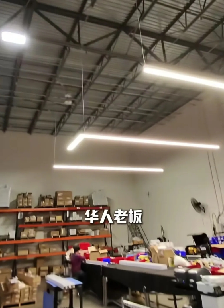 华人老板找到美国制造新商机。
美国华人老板找个相对便宜的地方租个大库房，从中国进