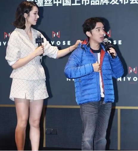 有一天，李亚男带着比自己低一头的王祖蓝回家见父母，还没有进家门，李亚男的父母就呆