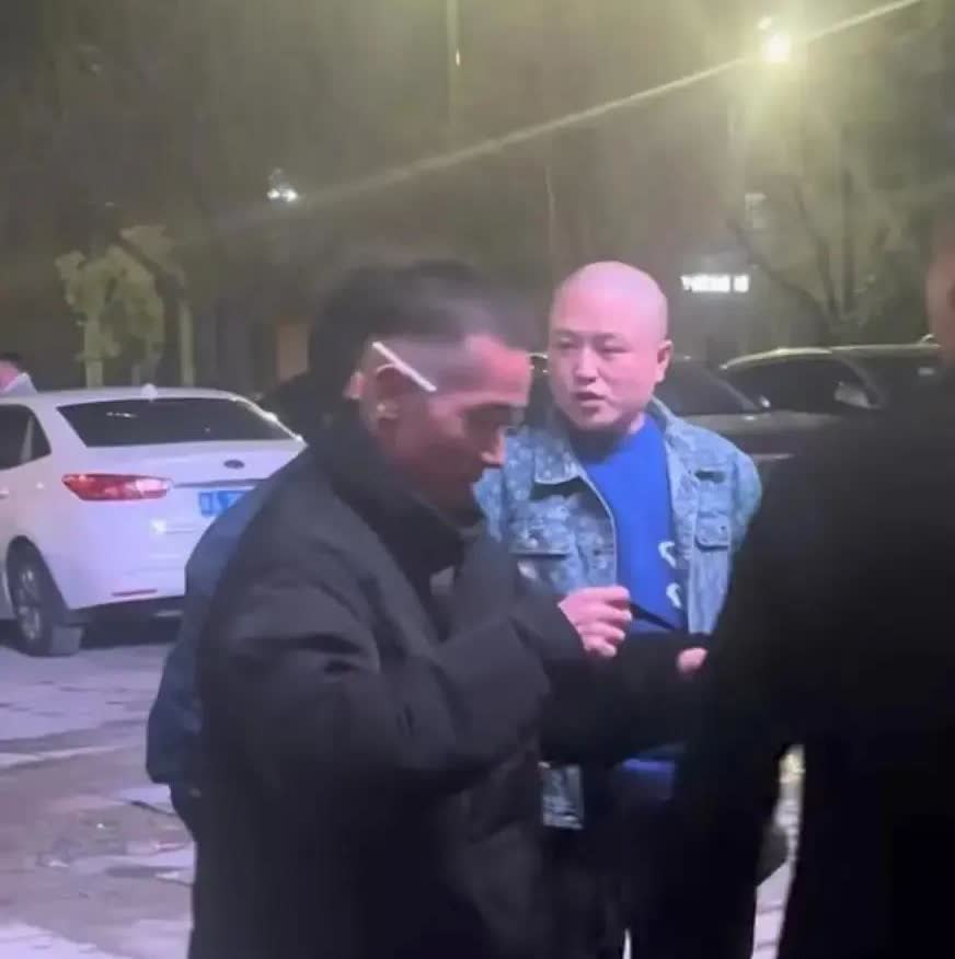 AKA豫上皇刀枪不入原形毕露！
这位“豫止皇”耳朵夹烟的形象，落入“民间”顿时