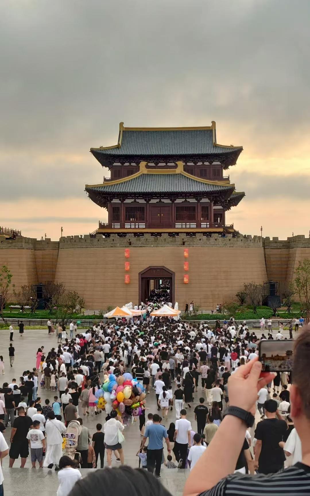 看到隔壁洛阳、开封仿古建筑大火，这引发了郑州的古建筑野心。
这两年郑州去洛阳、开
