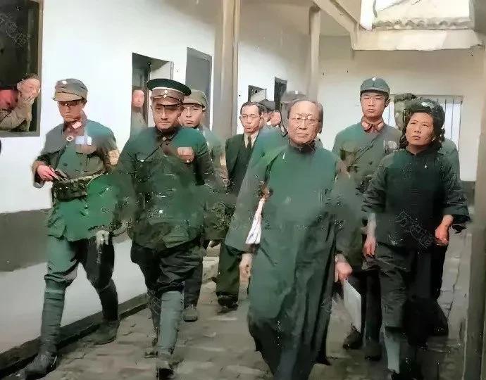 这是当年大汉奸汪精卫的老婆被押往受审，历史永远记录下了这一镜头，让人们永远记住，