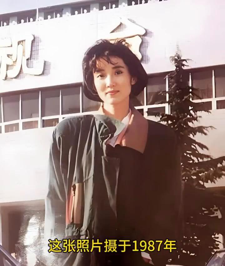 这张照片摄于1987年，北广毕业的她入职甘肃电视台，工作间隙在院中的留影。那时的