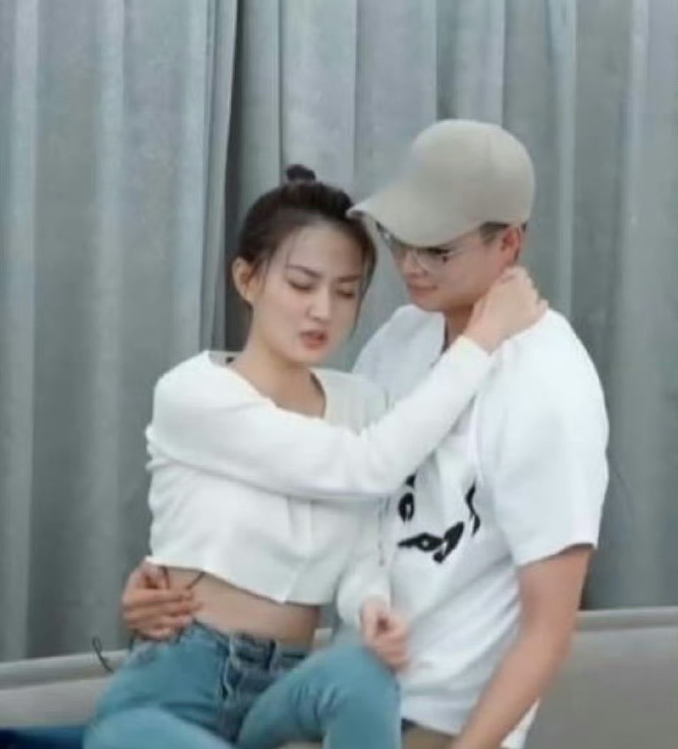 徐璐被男子强制抱起来，看她的样子是不情愿还是痛苦？