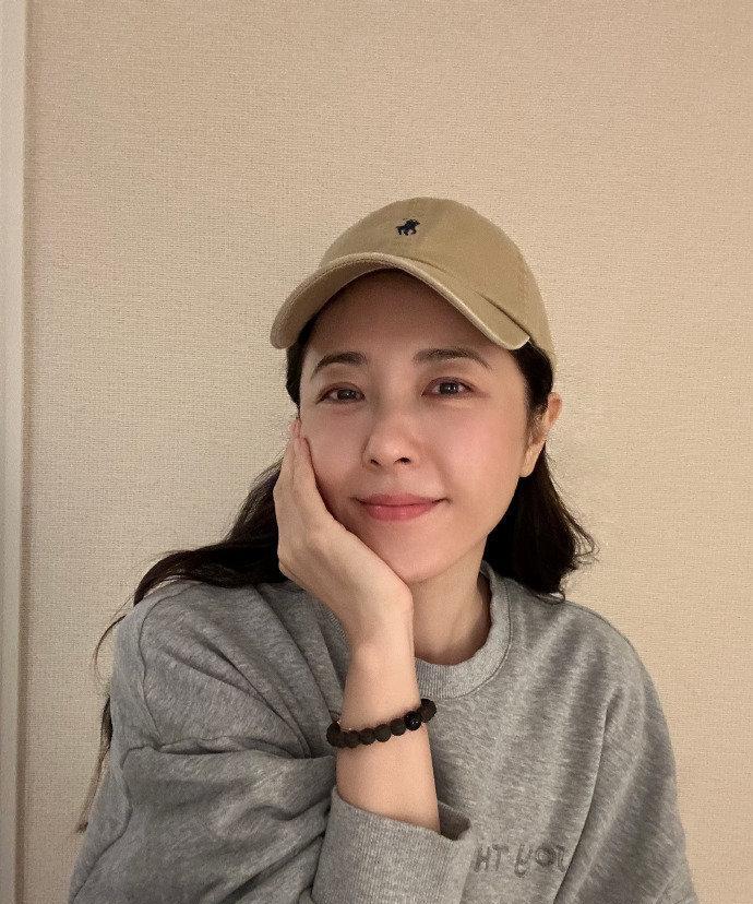 谁还没被曾黎的中药手串戳中！路透里那串手串质感拉满，本以为是常见的檀木款，没想到