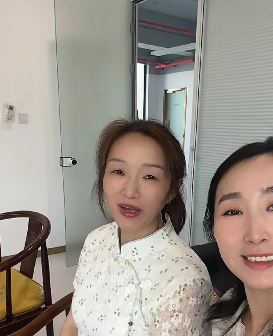 谢浩男的妈妈说了一句话，令人不禁泪目！瞧她的胳膊肘，显然是缺乏保养的，皮肤十分粗
