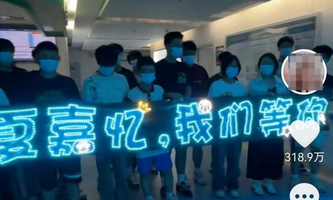 近日，一群来自四川眉山市东坡区的中学生为17岁白血病同学夏嘉忆爱心义卖、在病房外