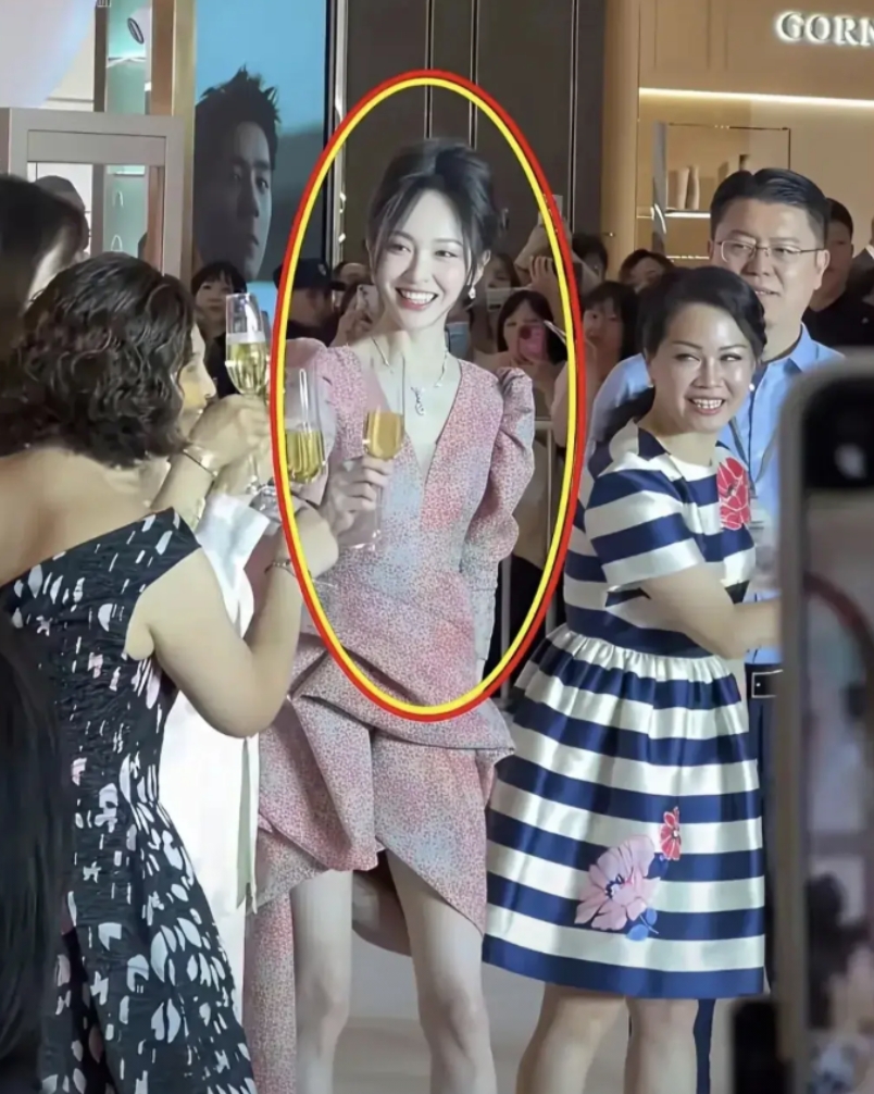 这是不是唐嫣？路人视角都这么美