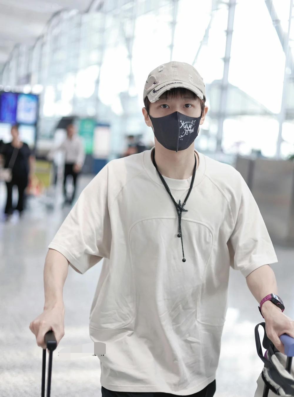 6月5日林高远备战乒超联赛—开始行动啦！
今天中午林高远结束假期生活，
从厦门飞