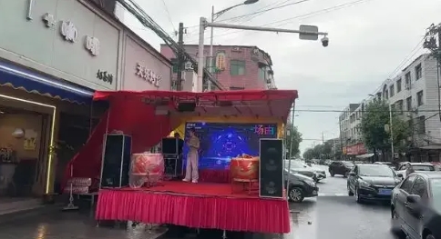 真是个大坑！湖南沅江，18岁的小老板开了一家炒货店，有个老顾客请他帮忙换5万现金