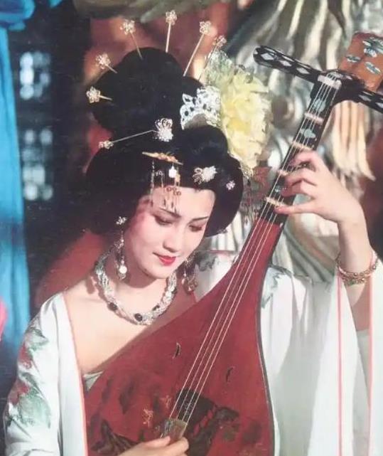 说起杨贵妃，“以胖为美” 的印象深入人心。可她真实的身材究竟如何？古籍记载纷纭，