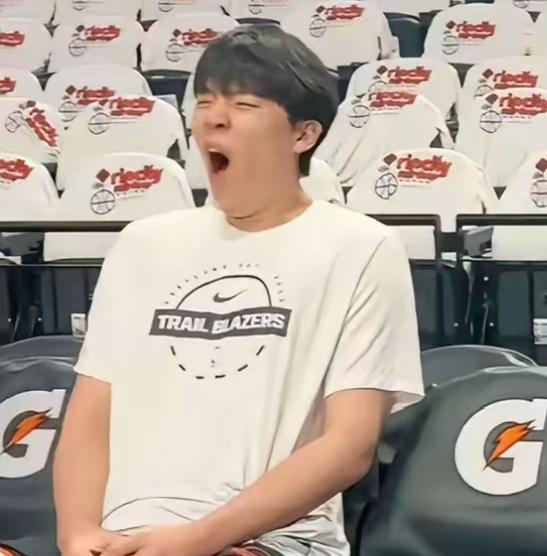         此前五场NBA常规赛，随着杨瀚森出场顺序越来越靠后、出场时间越来