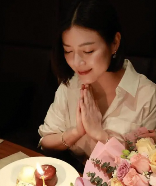  陈豪陈茵媺夫妻档综艺秀恩爱，陈豪爆初吻在车内猛料