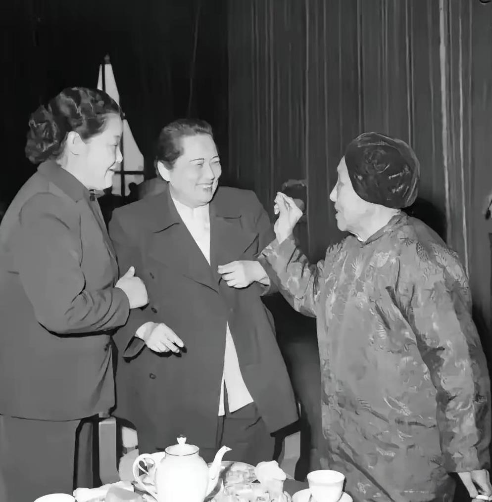 这是1960年，史良、宋庆龄和何香凝三位女性领导人的合影照。
照片中三人面带微笑
