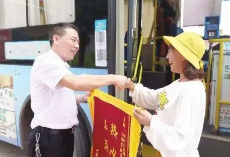 “这个司机师傅火了！”2018年9月，湖南一高三女生下了晚自习，就拼命往公交站跑