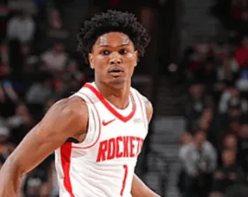 NBA常规赛，火箭对阵国王的比赛正在进行中。
目前，阿门-汤普森已砍下20分8篮