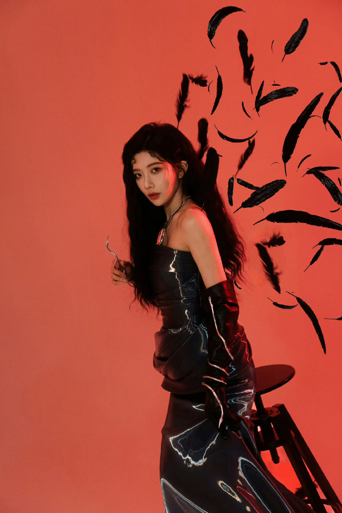 沈梦瑶搜狐时尚盛典出图，暗黑焕羽风
脖颈和手臂缠着的饰品像条银色的小蛇