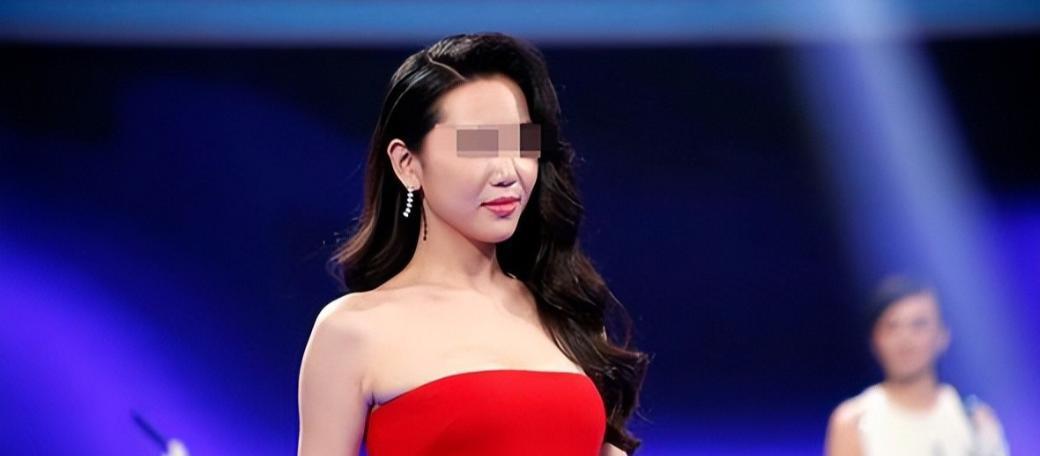 《非诚勿扰》节目中，一位男嘉宾登台自我介绍：我的工作与土地息息相关！  此言一出
