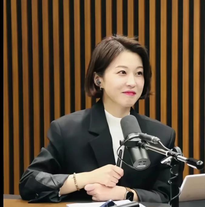 李在明团队女发言人安贵玲，颜值爆表，一颦一笑迷倒众生，这种女人你肯定喜欢！