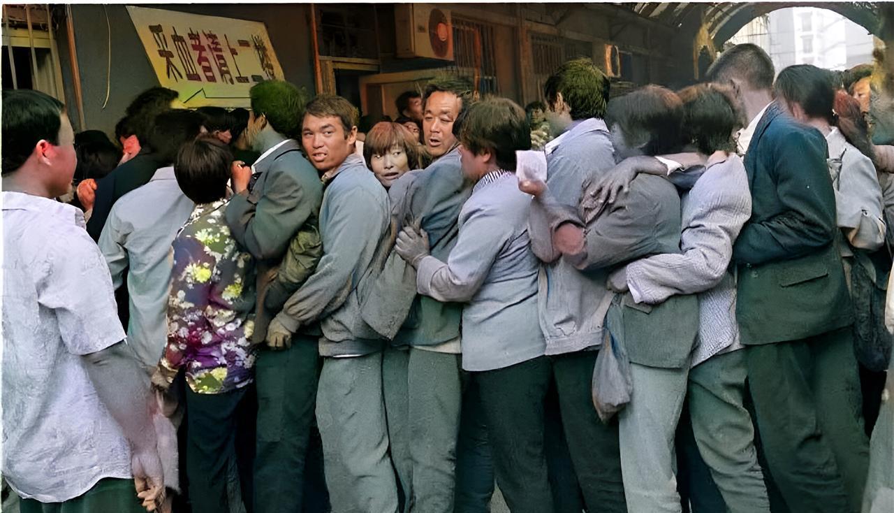 一九九八年，山东济南，外来务工人员排队卖血。九十年代，农村及其贫困地区面临经济转