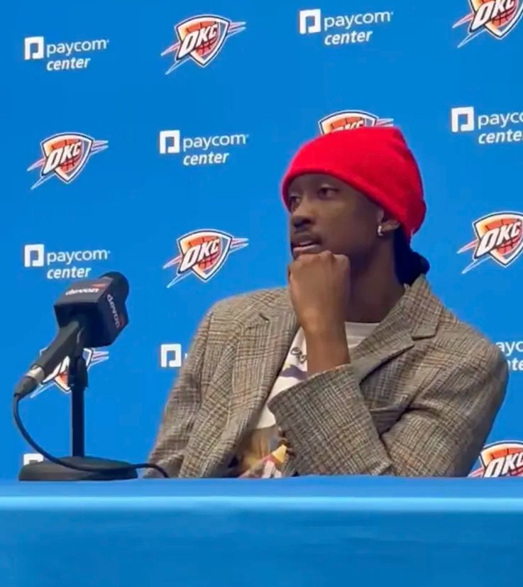 NBA常规赛，雷霆129-125击败爵士。
赛后雷霆球员杰伦-威廉姆斯接受了记者