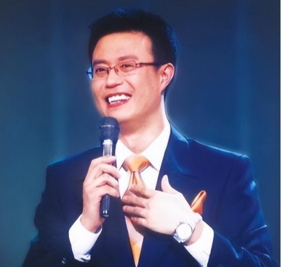 1999年，前央视主持人白燕升刚结婚9个月，妻子意外摔成瘫痪，妻子说：“趁没有孩