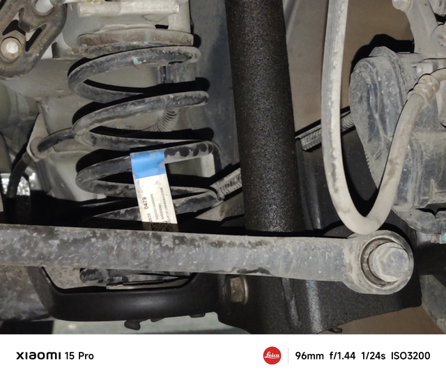 4年2万4公里右后轮减震器已经漏油了
车子开的不多，看样子漏的挺严重的