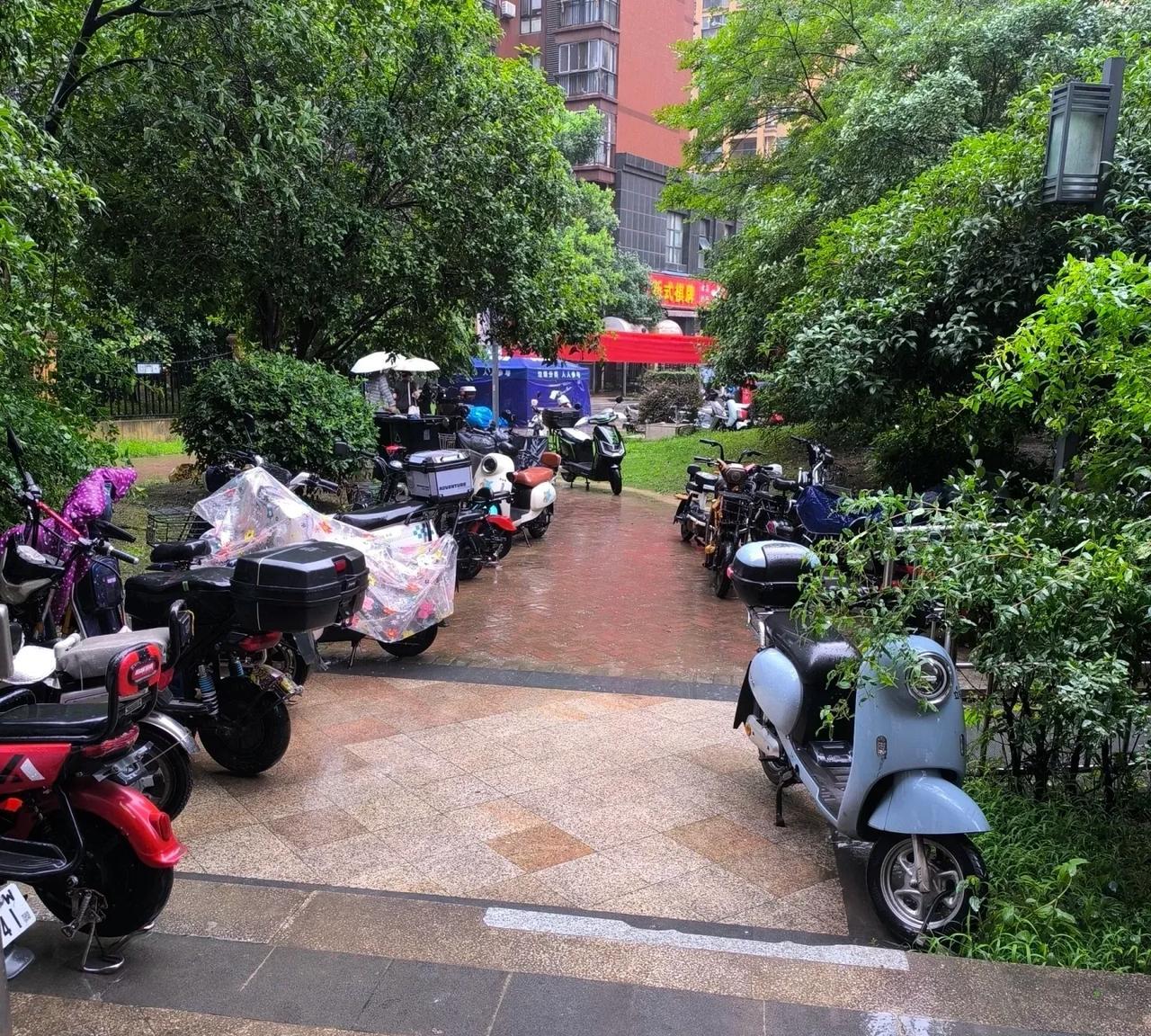 昨天下了一晚上的雨，电瓶车就在院子里淋了一晚上，本来还想下去给他披个雨布，后来一
