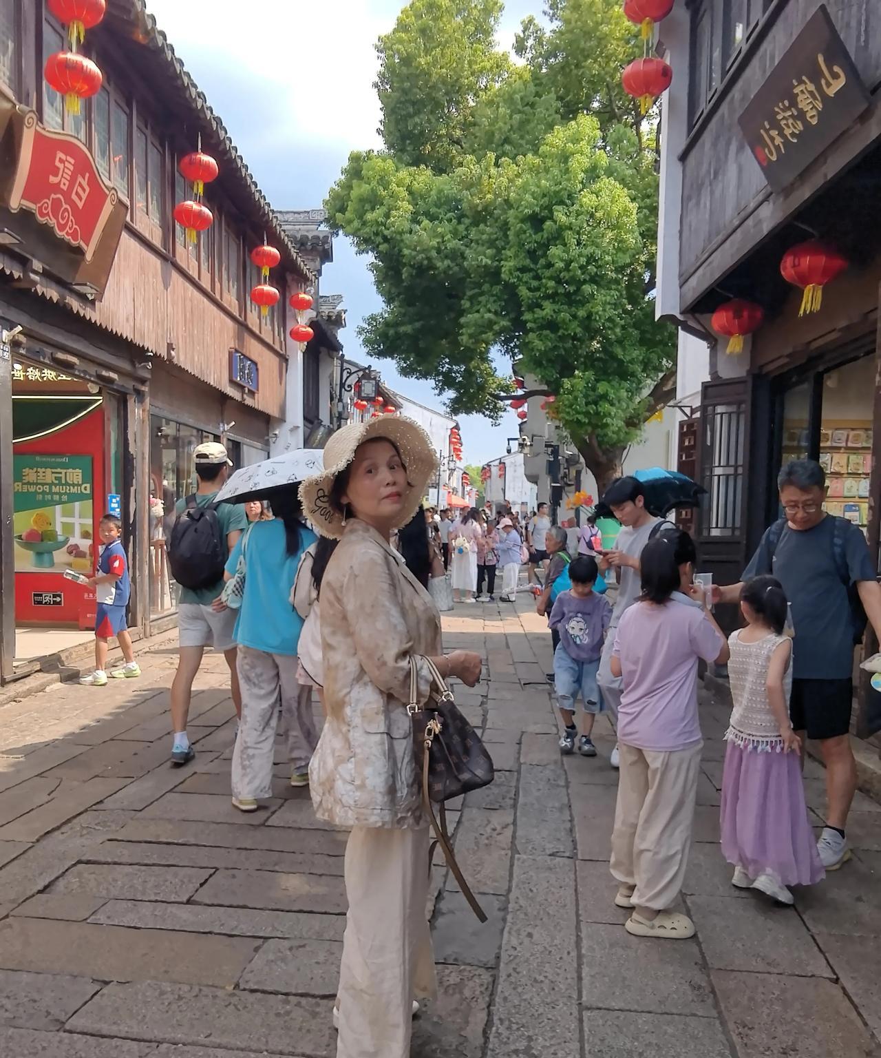 我今年52岁，没有取得什么傲人的成绩，但是我发现了让自己过得幸福的窍门。
一是没
