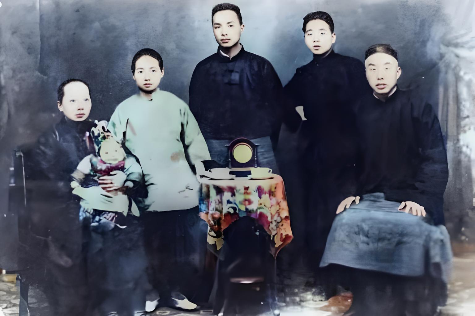 这是1923年的一张黑白合影，记录了16岁的林彪（后排右一 ）、堂兄林育南（后排