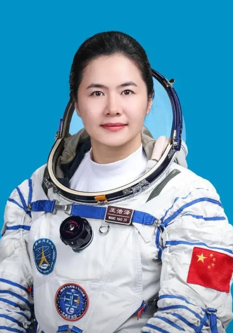 王浩泽，神舟十九号航天员、中國首位女性航天飞行工程师。
回想她出征前和返回出舱的