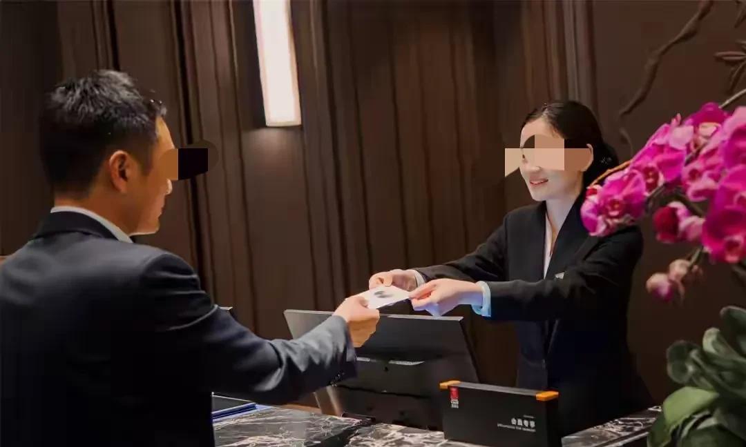 浙江建德，19岁男子入住1300元一晚的酒店，结果在男子休息时，酒店工作人员未经
