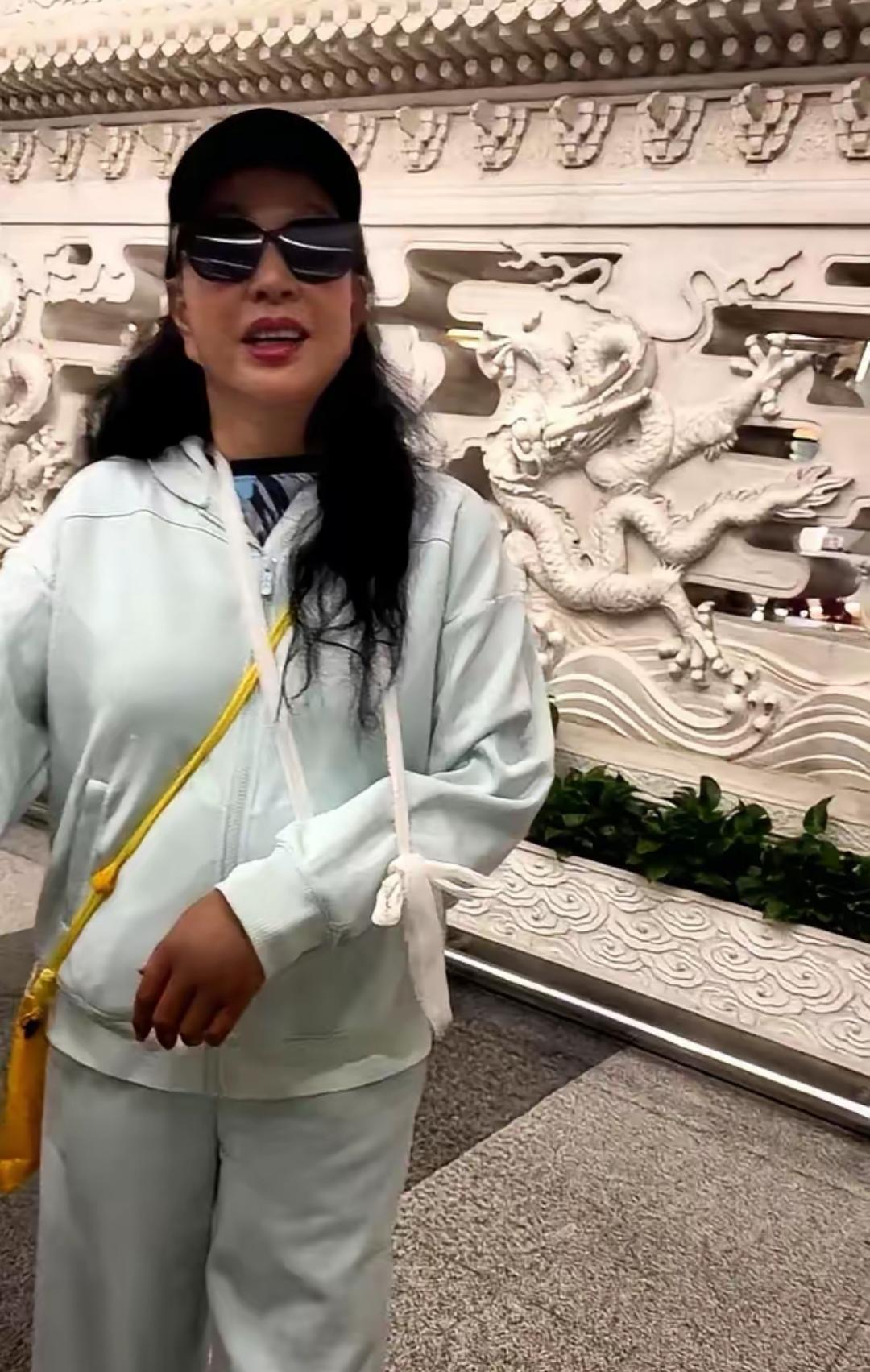 74岁刘晓庆片场意外摔倒，手撑地艰难起身，瞬间牵动众人心！
这位自称“年轻人”的