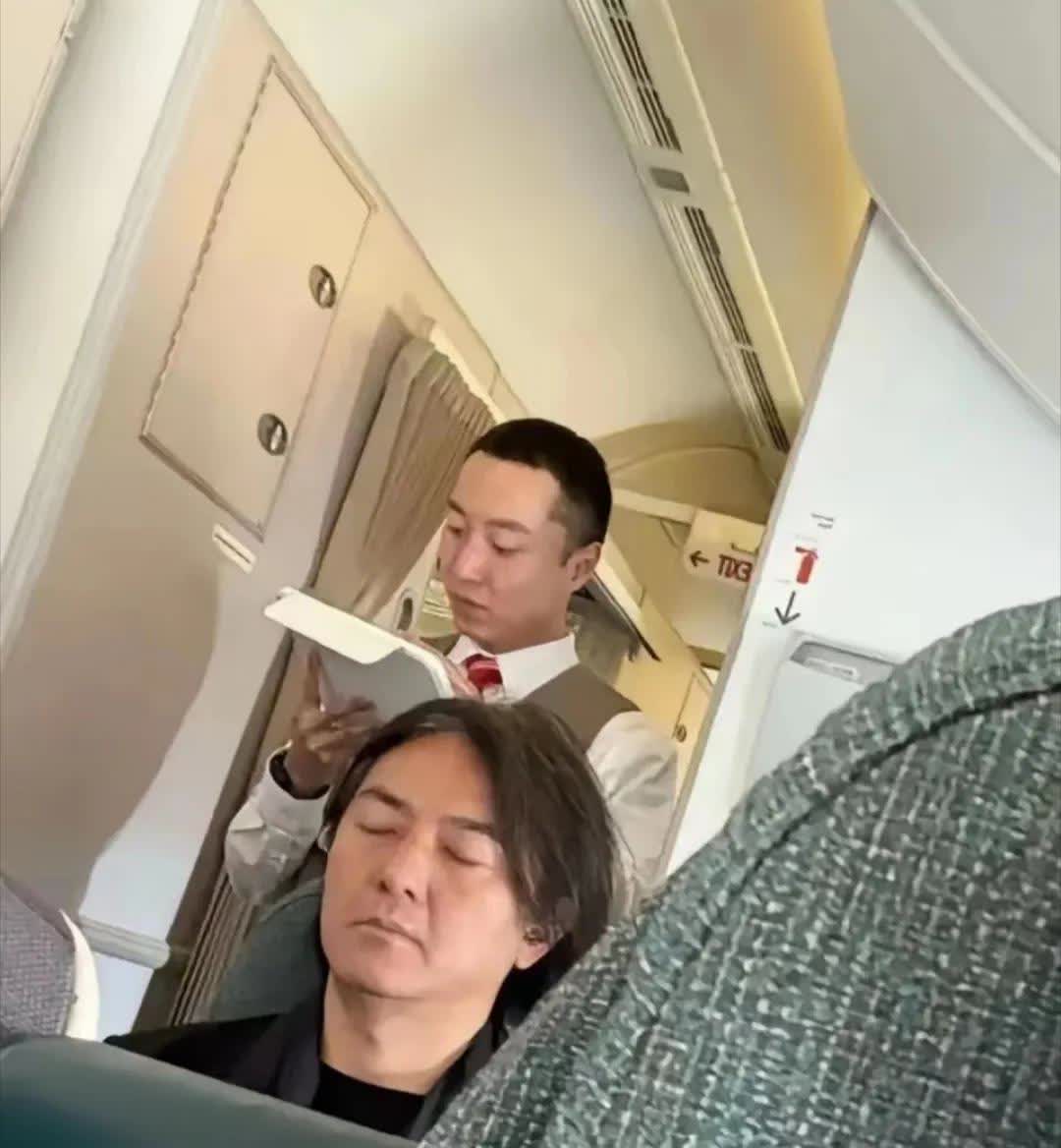 偶遇郑伊健飞机上小憩，想与他搭讪一下，说什么好呢？