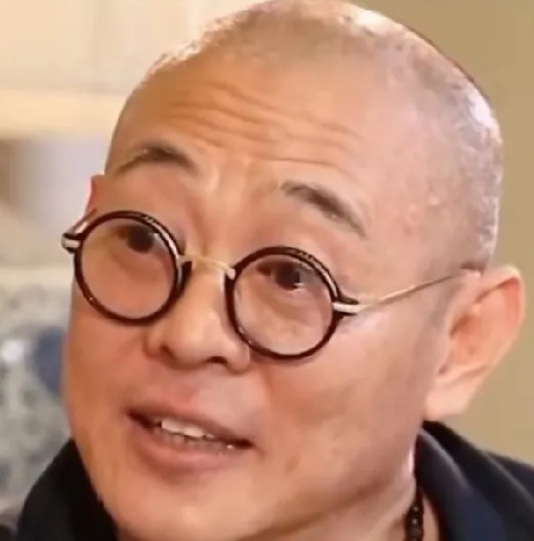 李连杰在医院手术室苦等利智，泪水比麻药更早醒来，应该无比悔恨吧
这个女人真是干啥