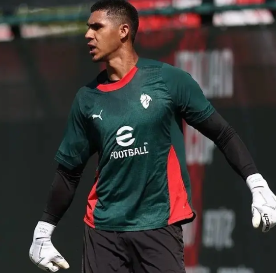 罗马看上米兰弃将！
罗马正在给斯维拉尔寻找一位候补，他们开始接洽刚刚和米兰解约的