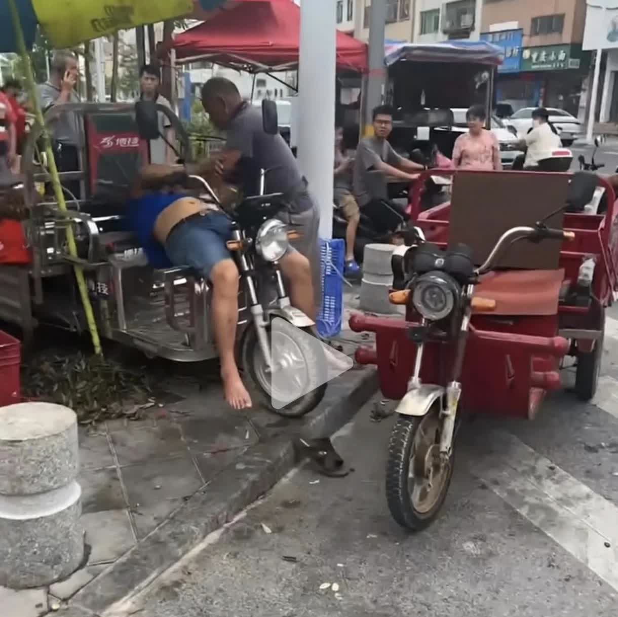 底层人民群众真的是太累了！有网友分享视频称在街上看到一位开三轮车摆摊卖荔枝的男子