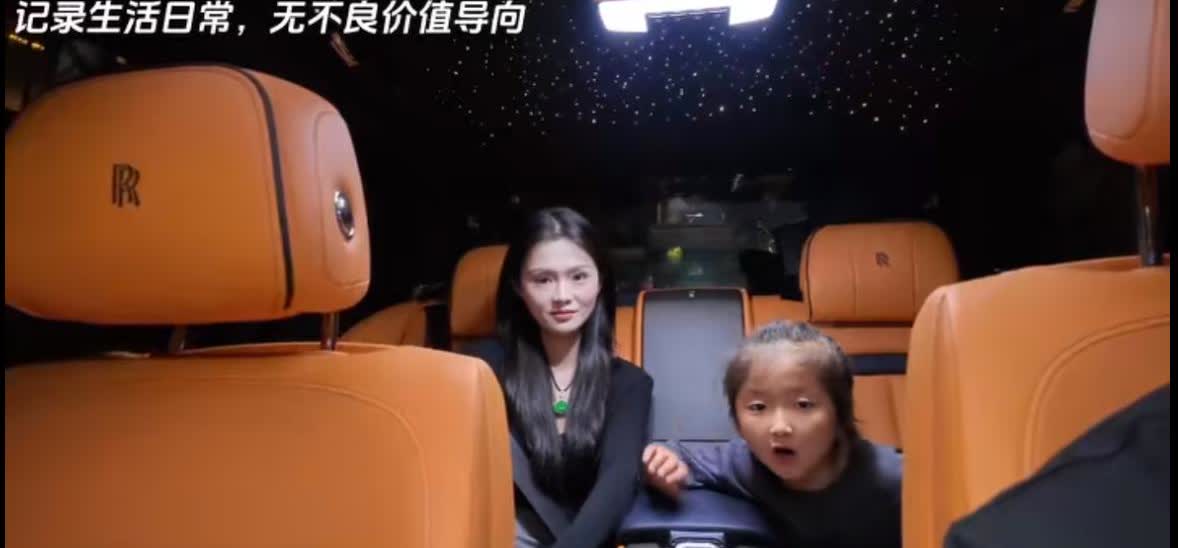3 万多粉丝的沛县团队网红二代，翡翠小王子小六子的老婆和他的女儿郭书瑶，坐在他们