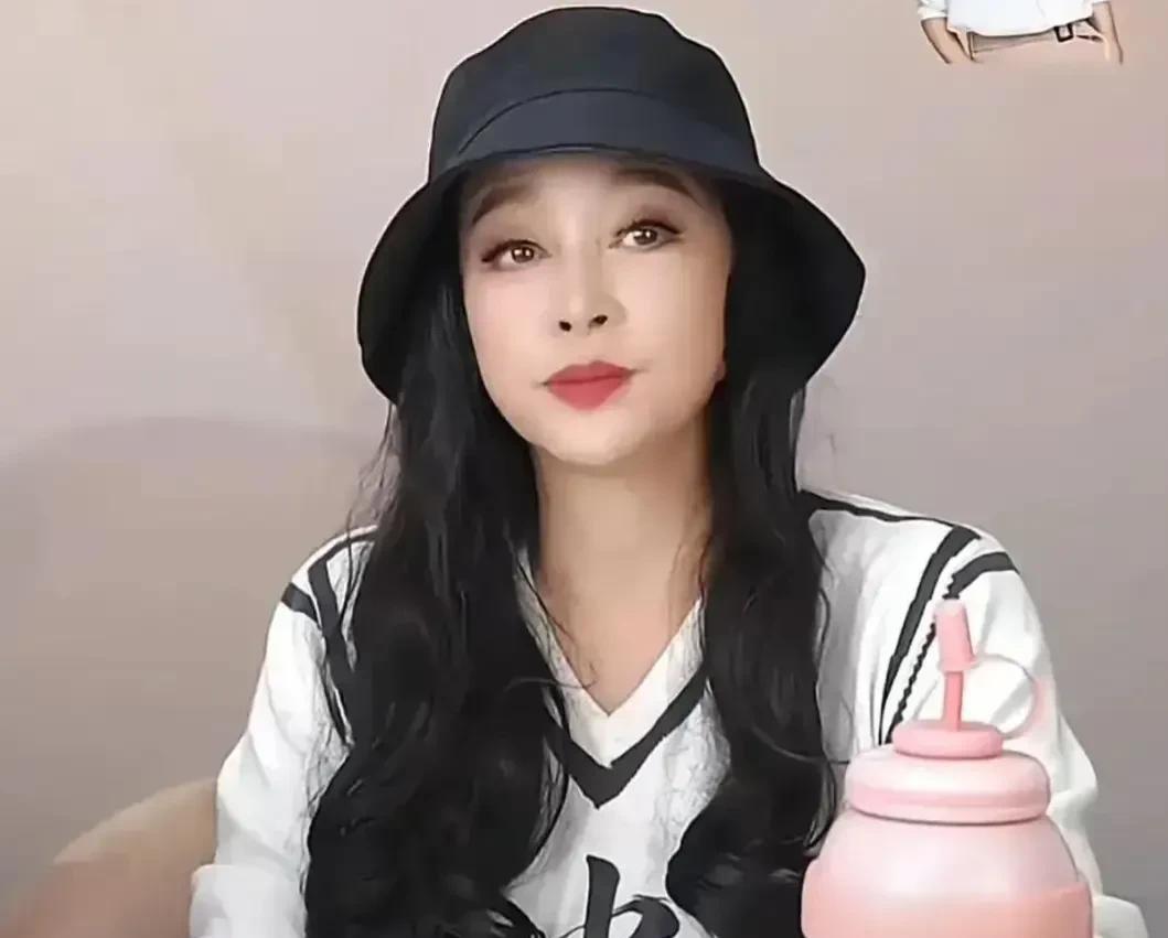 74岁刘晓庆直播状态真好，满满少女感！