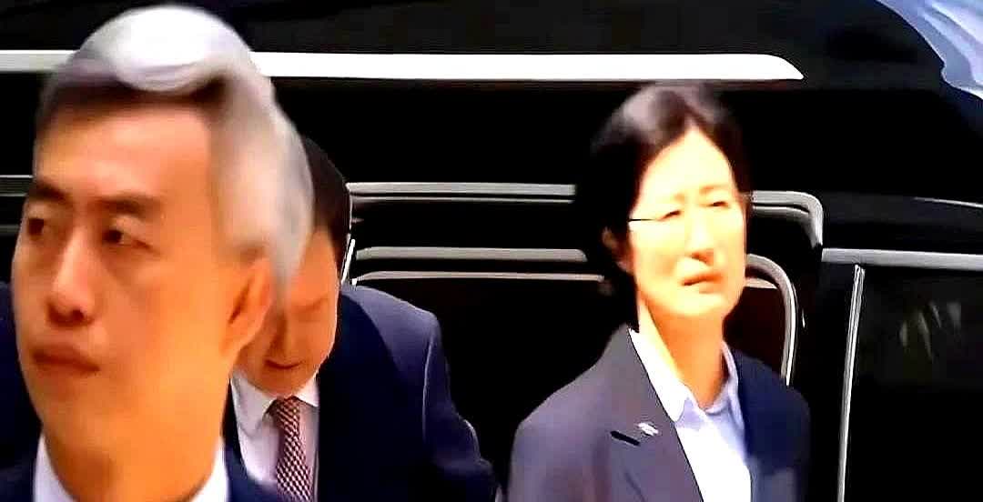 今天尹锡悦出席第六次庭审，跟进去前相比，没有乘坐迈巴赫，也没有乘坐凯迪拉克、雅科
