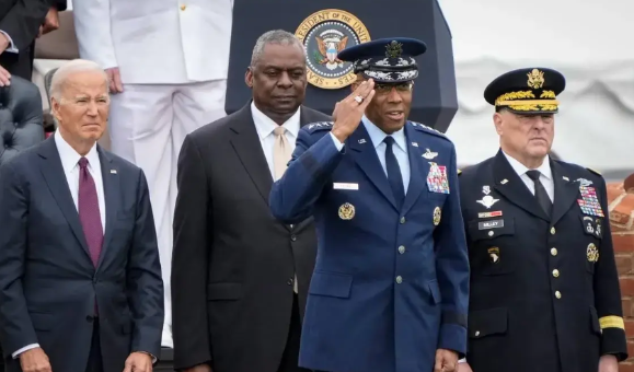  当今天下是谁敢当着美国国防部长面前说，你们不要打，你们也打不赢，美国国防部部长