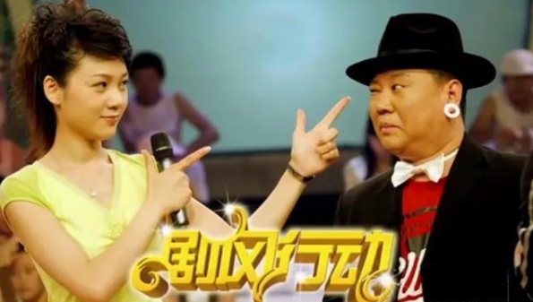 在一次节目中，主持人周群说：“认识郭德纲20年，他从来没请我吃过一顿饭，也没送过