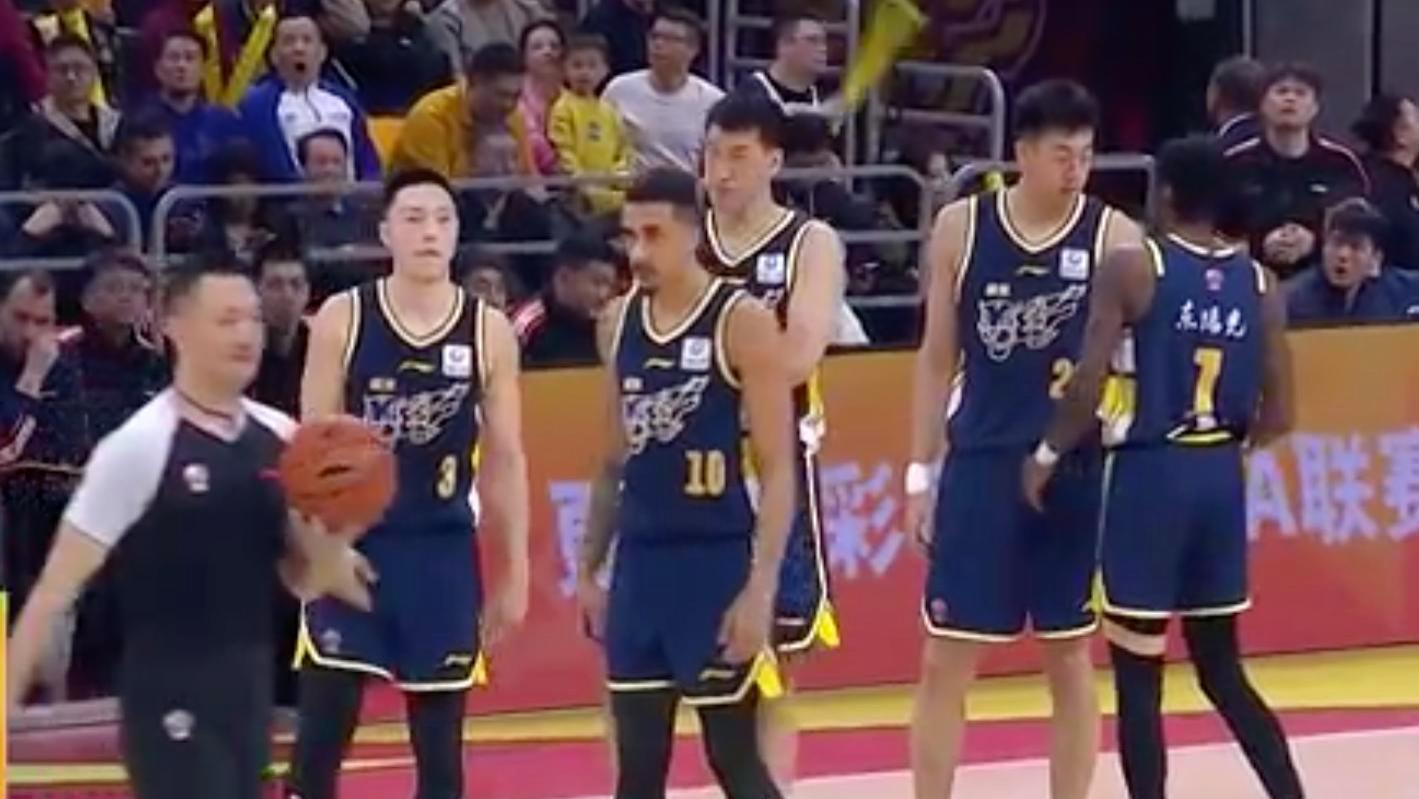 三分球20中1！广东队变成打铁匠，4国手拉胯！